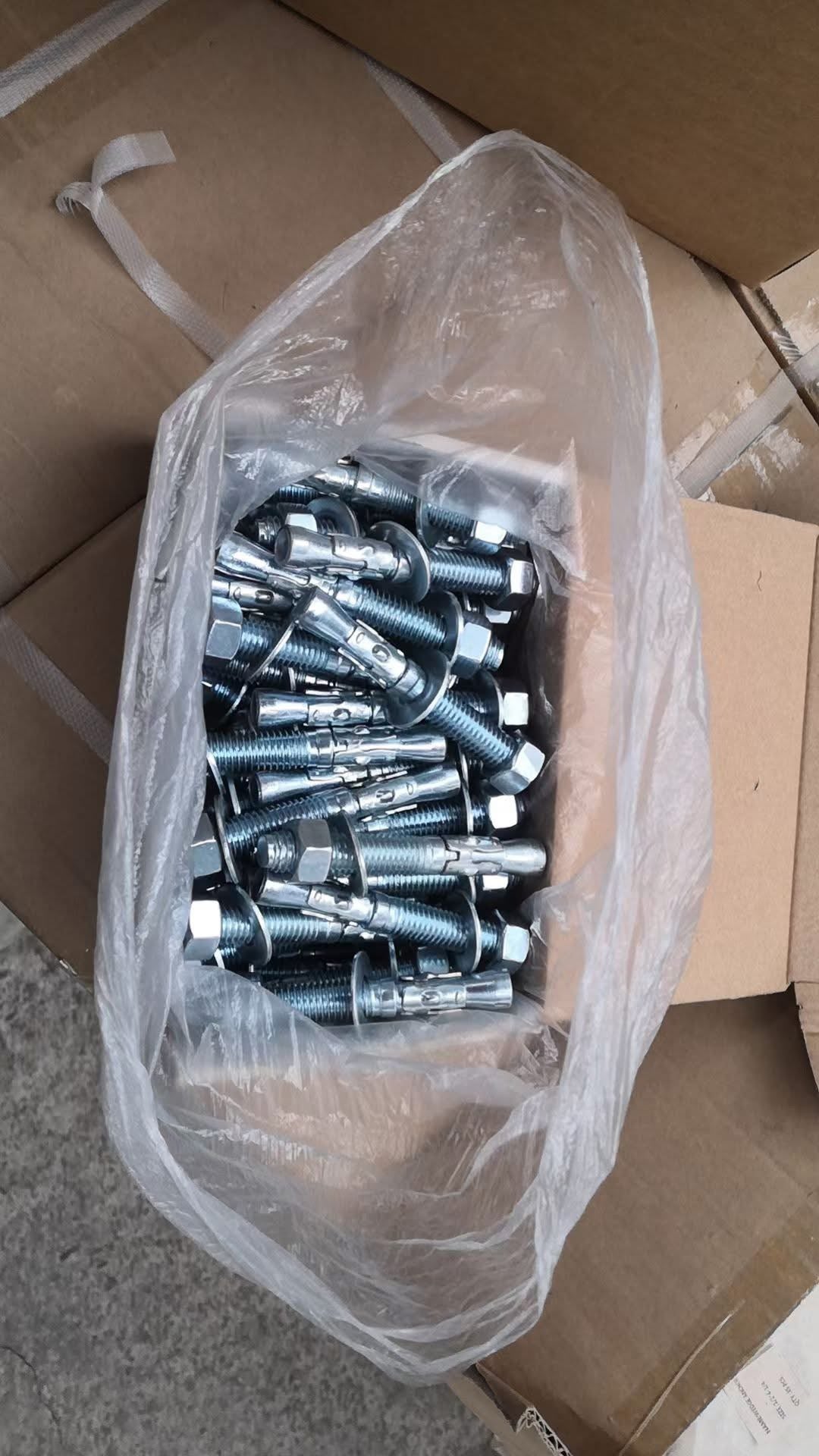 Expansion bolt
